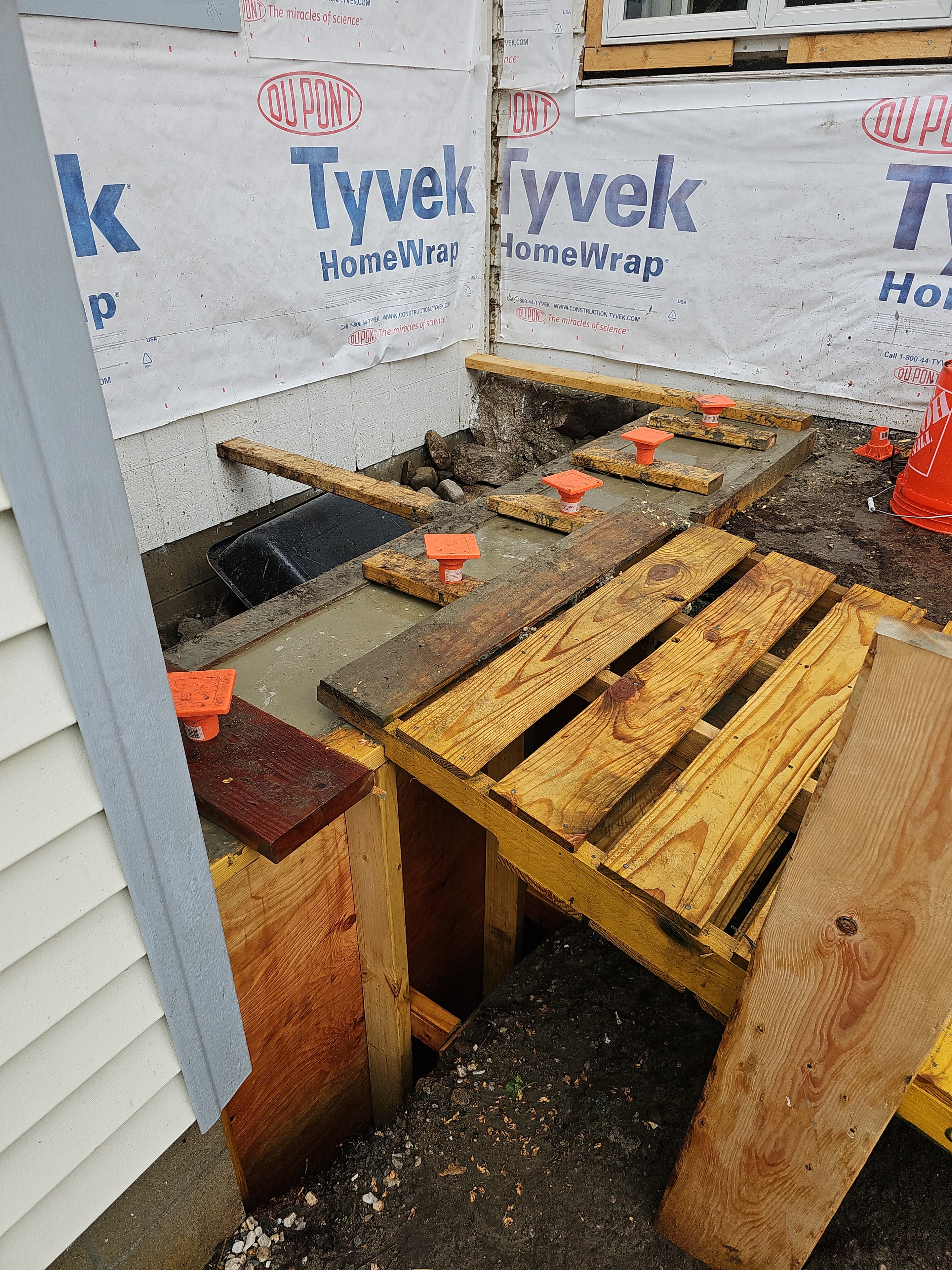 Foundation pour complete with anchor bolts set